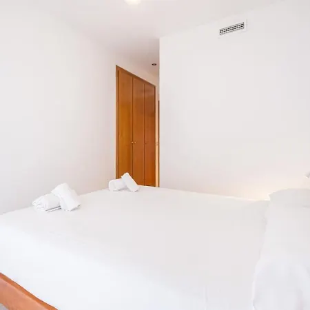 & Pool - Modern Flat Near The Port With Parking شقة دينايا