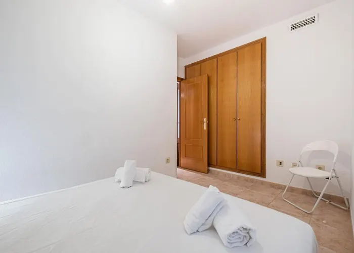 شقة & Pool - Modern Flat Near The Port With Parking دينايا