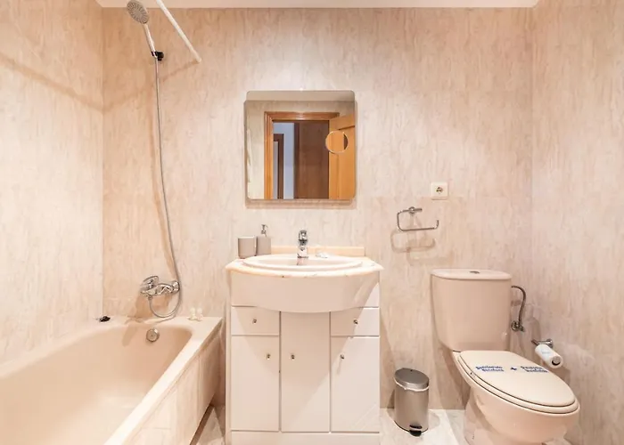 & Pool - Modern Flat Near The Port With Parking دينايا