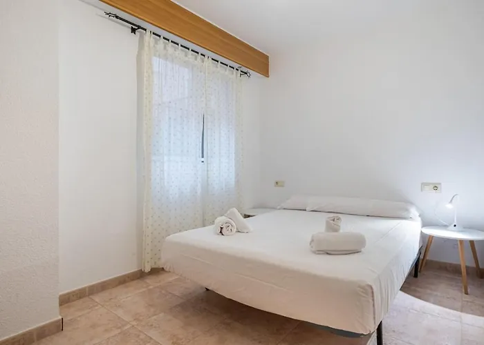 شقة & Pool - Modern Flat Near The Port With Parking دينايا